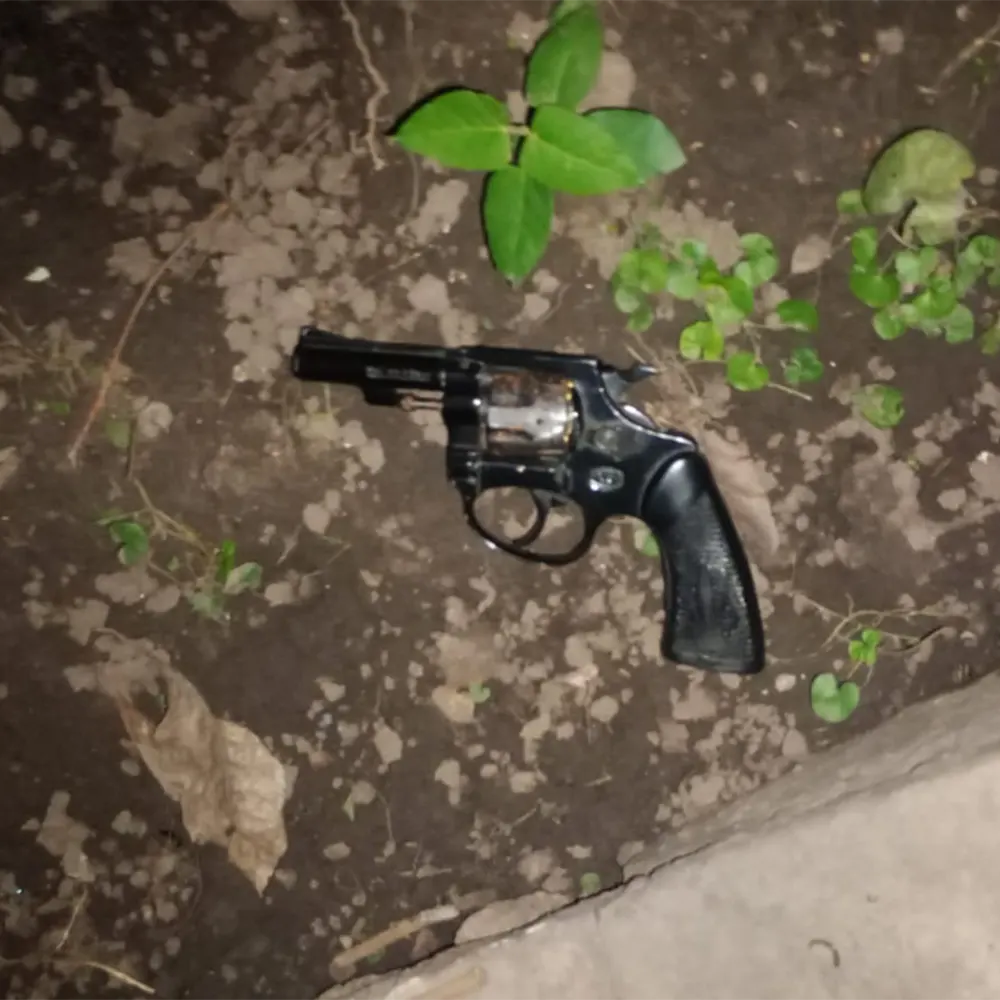 arma que portaba uno de los delincuentes que entr&oacute; a la casa del polic&iacute;a retirado