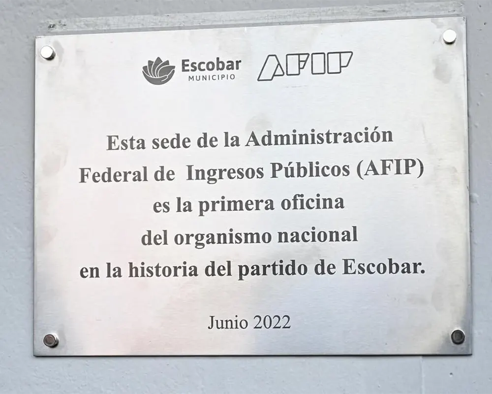 placa colocada en la inauguración de la ofician de AFIP en Escobar