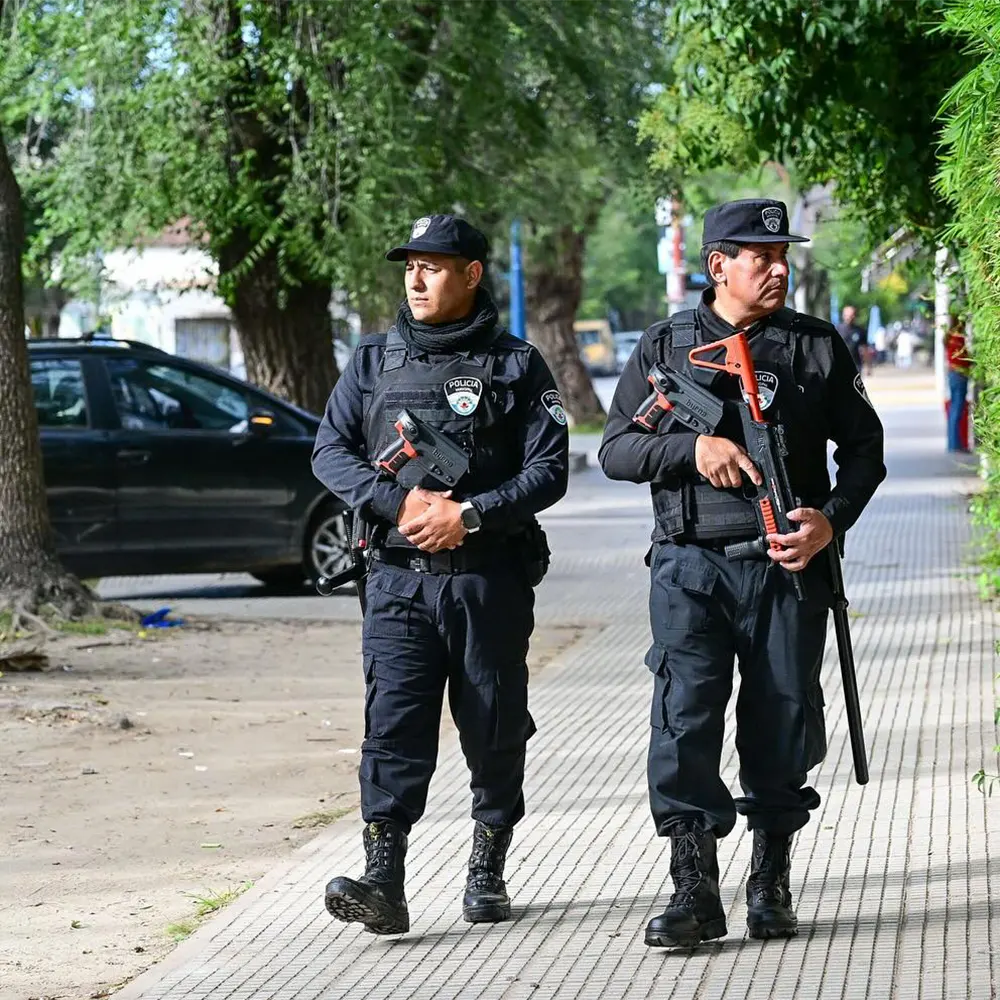 Efectivos de la policía municipal recorriendo el centro de Maschwitz