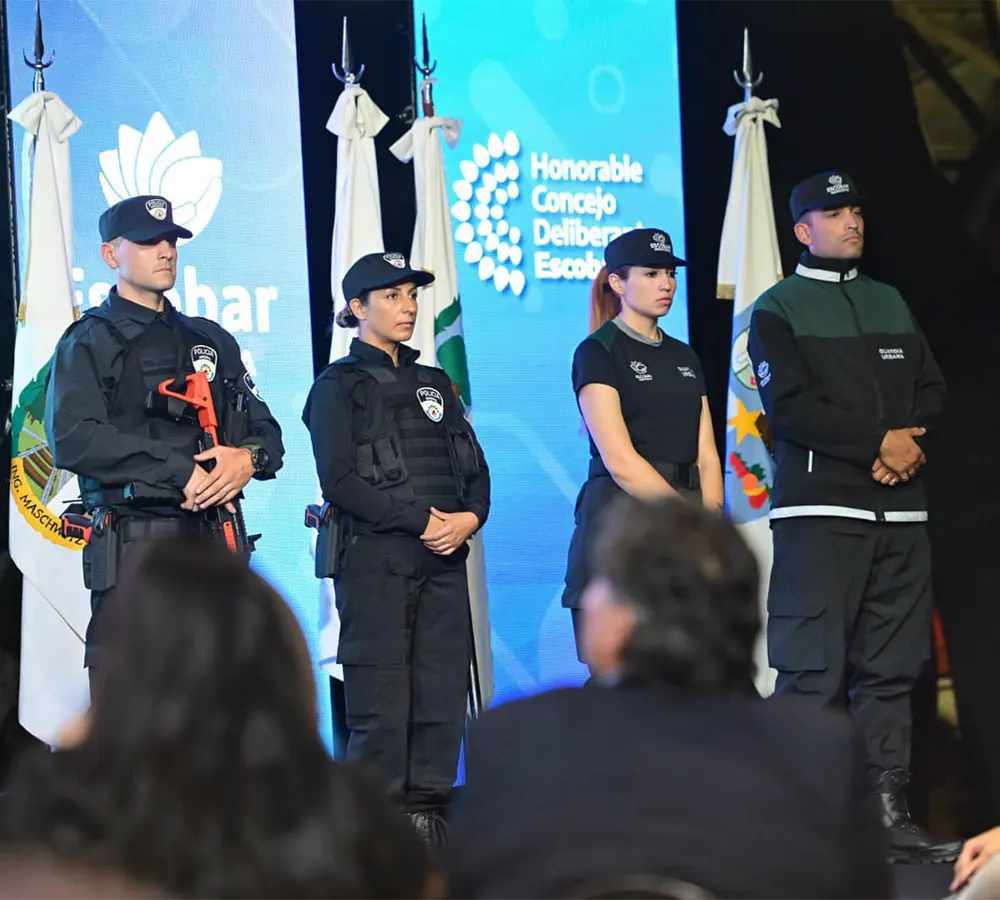 efectivos de la futura Policía Municipal, a un costado el escenario