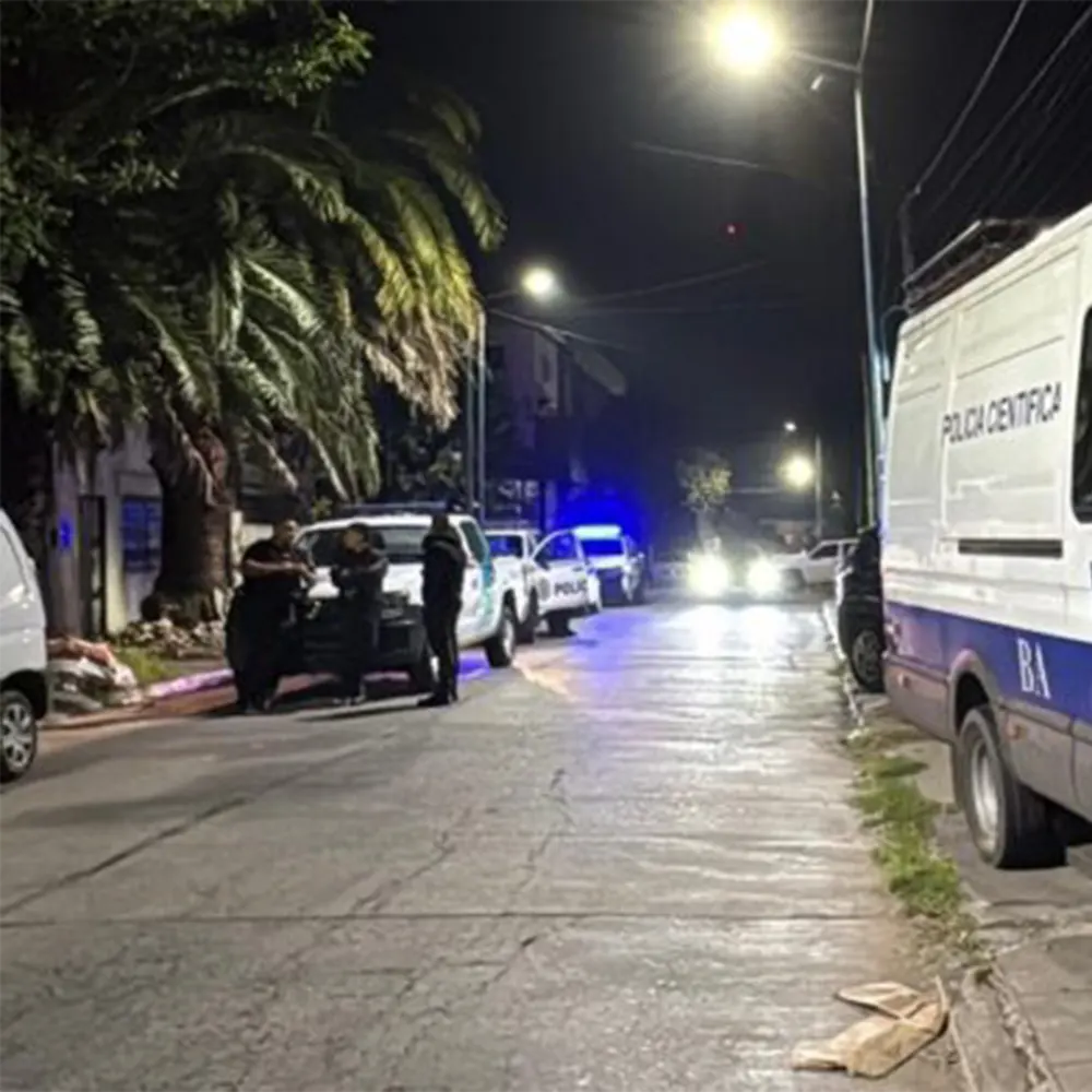 patrullas y efectivos policiales frente a la casa del comisario retirado