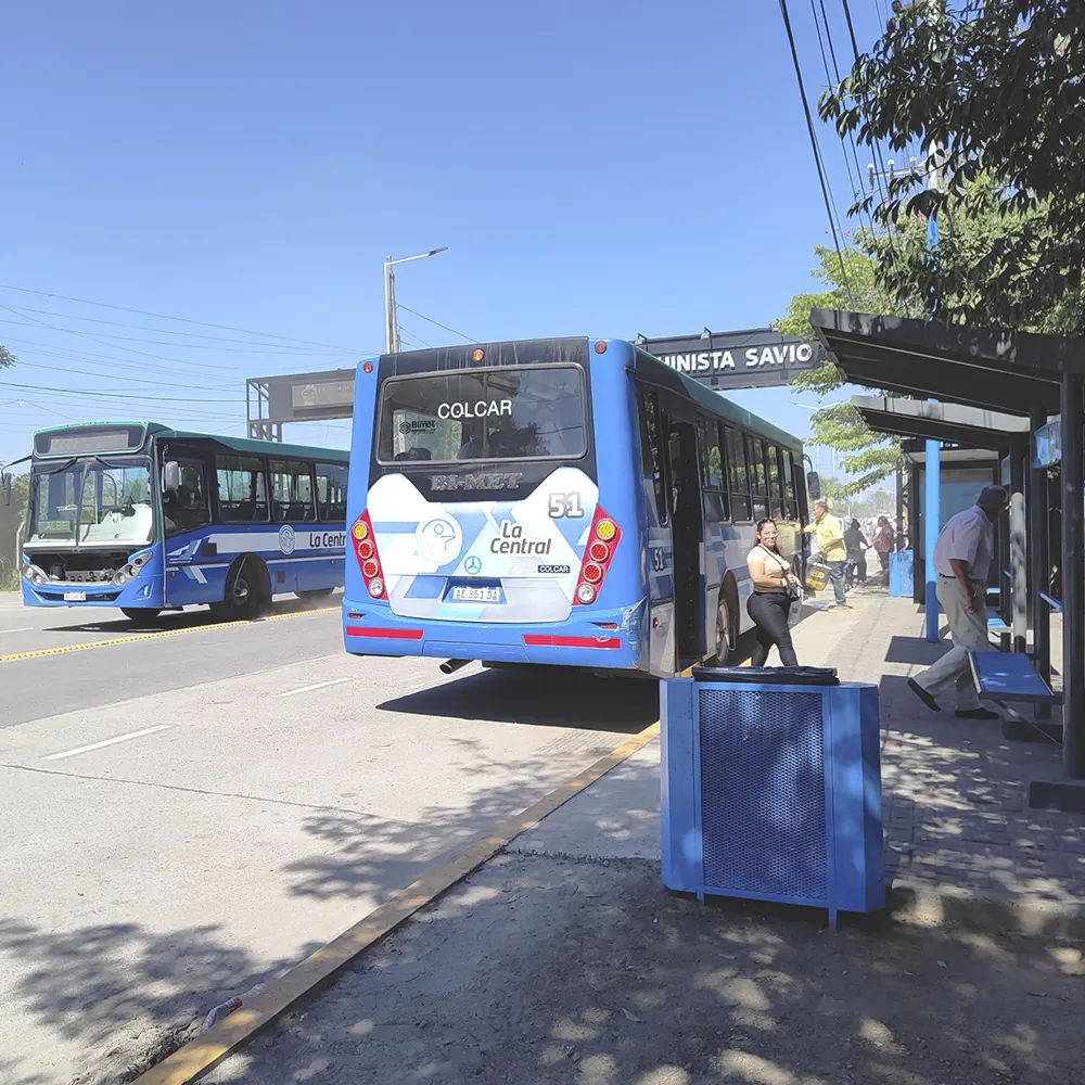 Parada de colectivos en la Localidad de Maquinista Savio