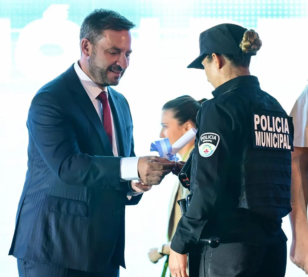 Sujarchuk saluda a una flamante agente de la Policía Municipal