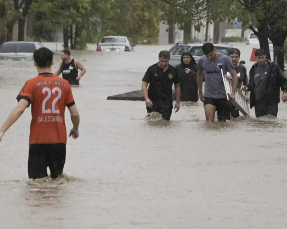 Gente escapando de la inundación en bahía blanca