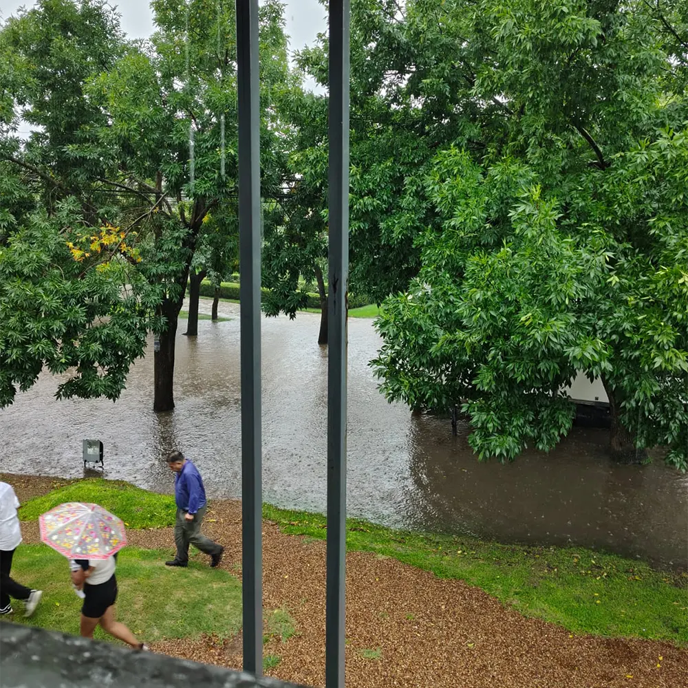 agua acumulada sobre la calle alberdi