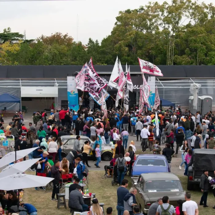 Público recorriendo la exhibición de Caravanas Chevrolet.