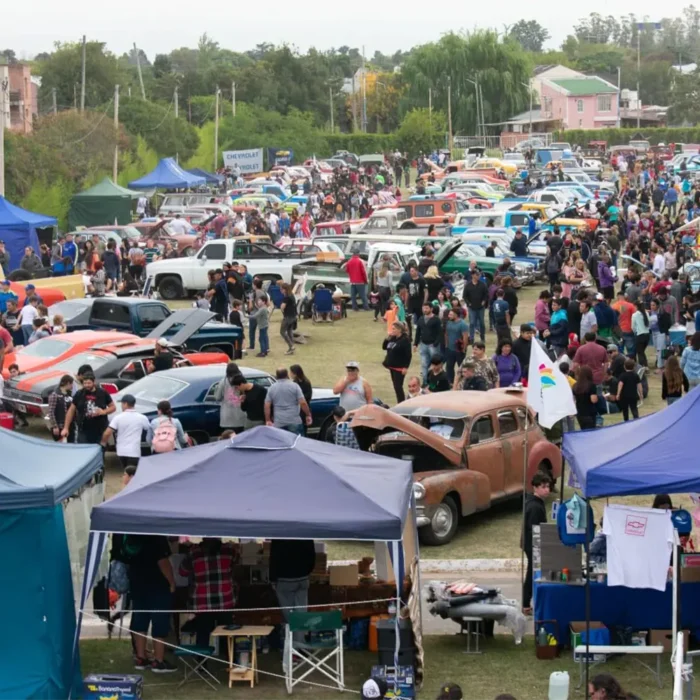 Público recorriendo la exhibición de Caravanas Chevrolet.