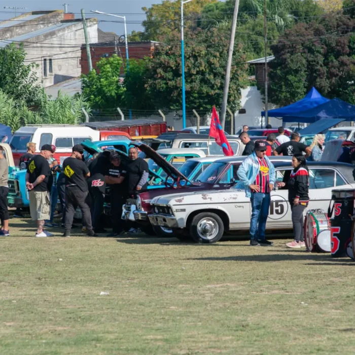 Público recorriendo la exhibición de Caravanas Chevrolet.