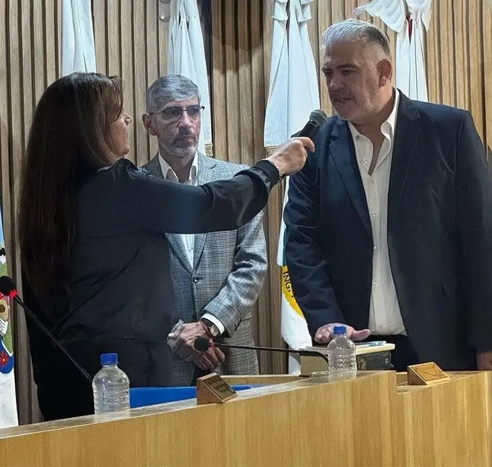 Daniel Girotti presta juramento ante la presidenta del Concejo Deliberante, Laura Guazzaroni