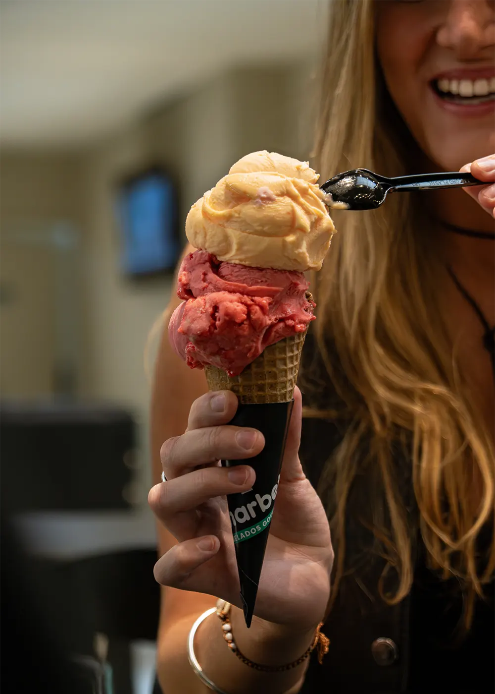 Mujer con un cucurucho de helados Marbet en la mano
