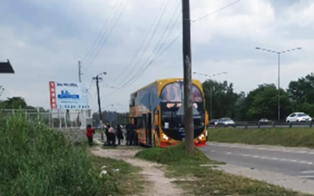 Reclamo sobre el parador de larga distancia de la Colectora Oeste