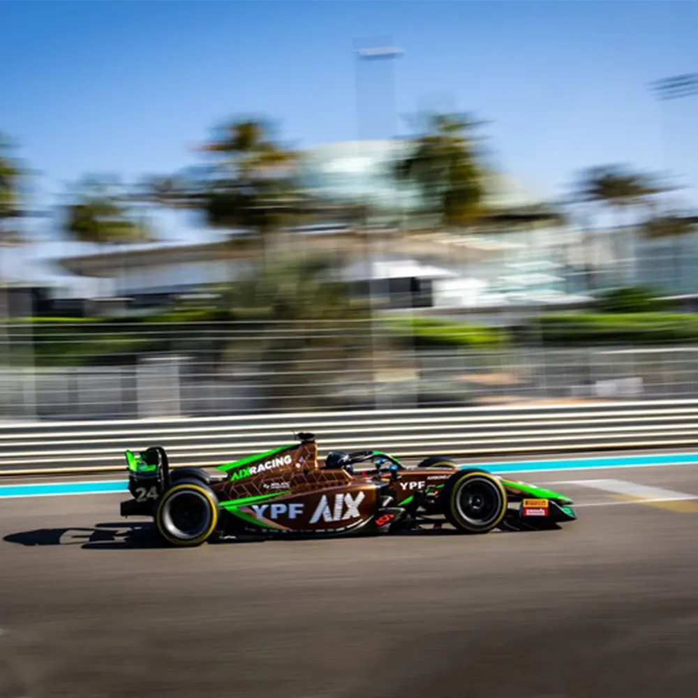 Varrone manejando en la F2 con el AIX de Durksen