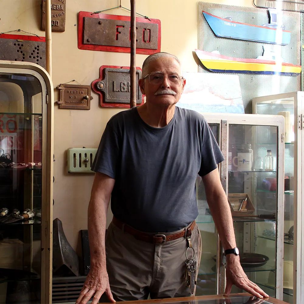 Oscar Satriano en el mostrador de su local