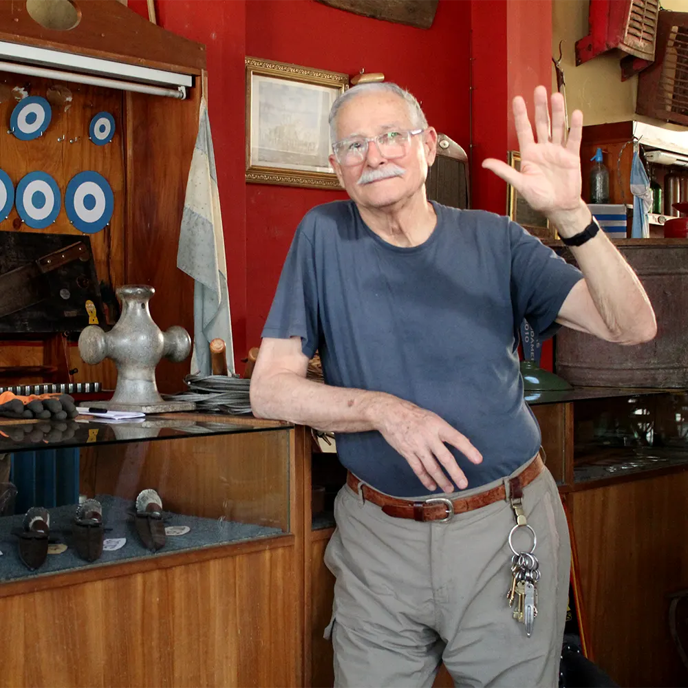 Oscar Satriano, saludando