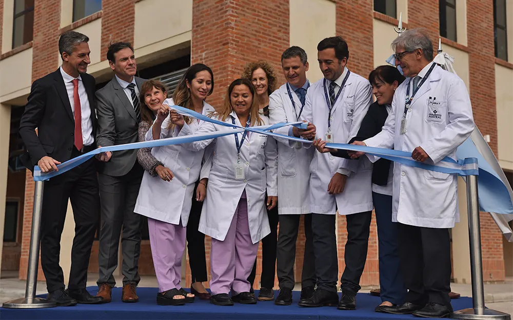 Personal del Hospital Universitario Austral y autoridades en el corte de cintas