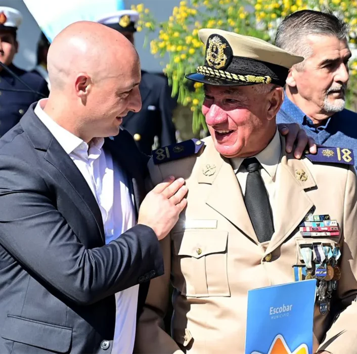 El secretario general del Municipio, Carlos Ramil, saluda a un veterano de guerra