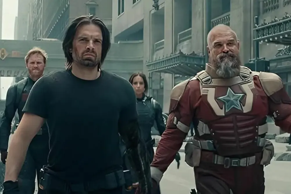 Los protagonistas se mantienen en guardia, tensos y con la mirada fija.