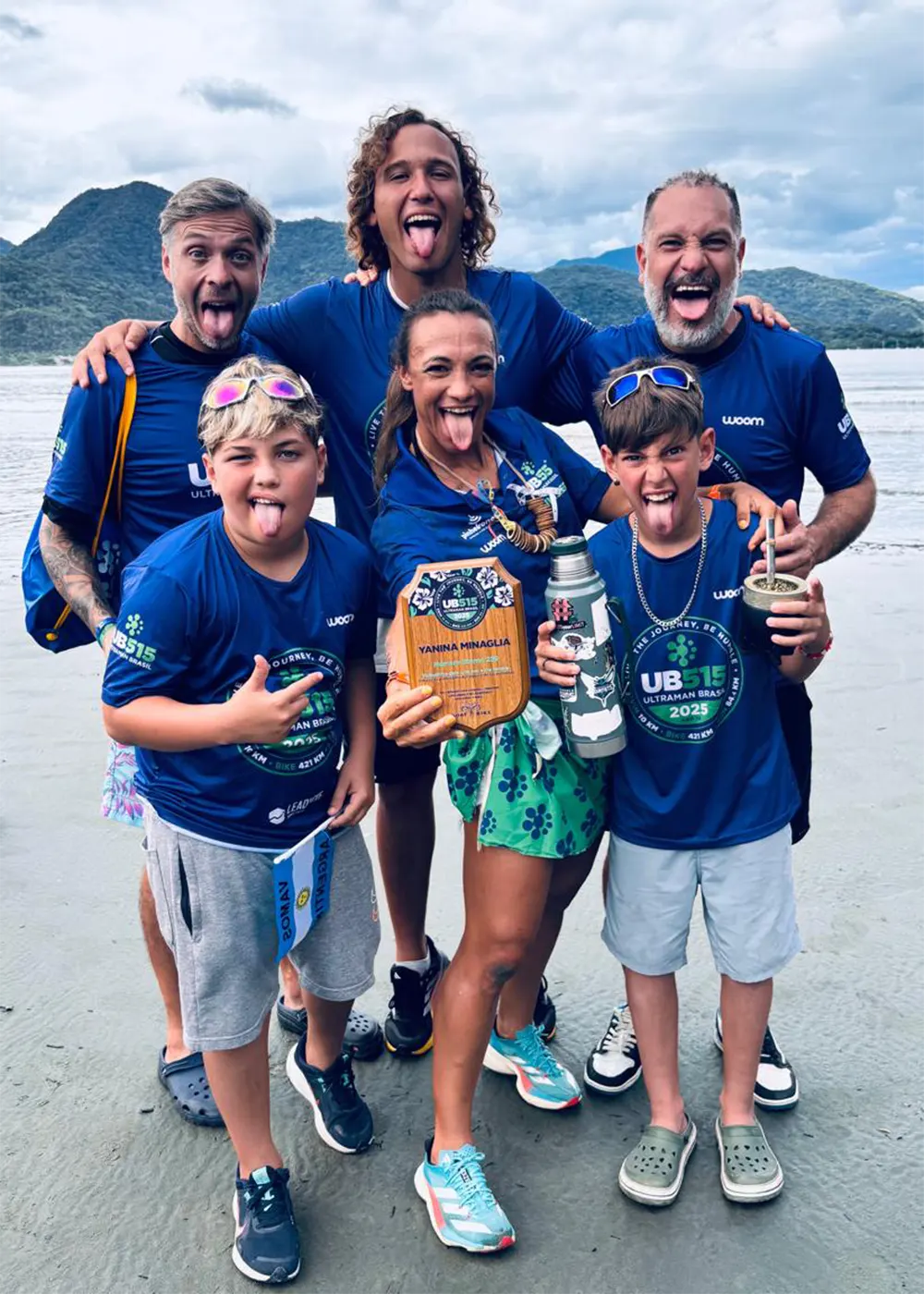 Yanina Minaglia, familiares y equipo posando con premios, mate y termo en las manos