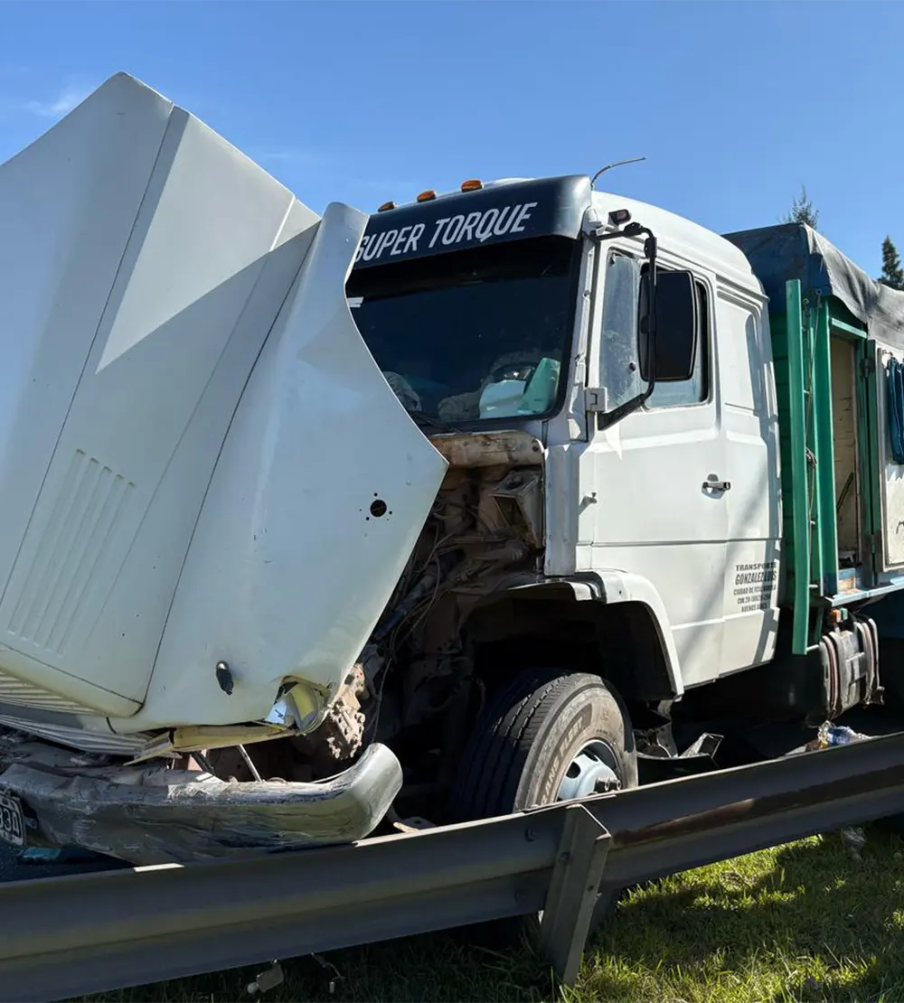 El camión involucrado en el choque, impactó contra la contención metálica de la autovía