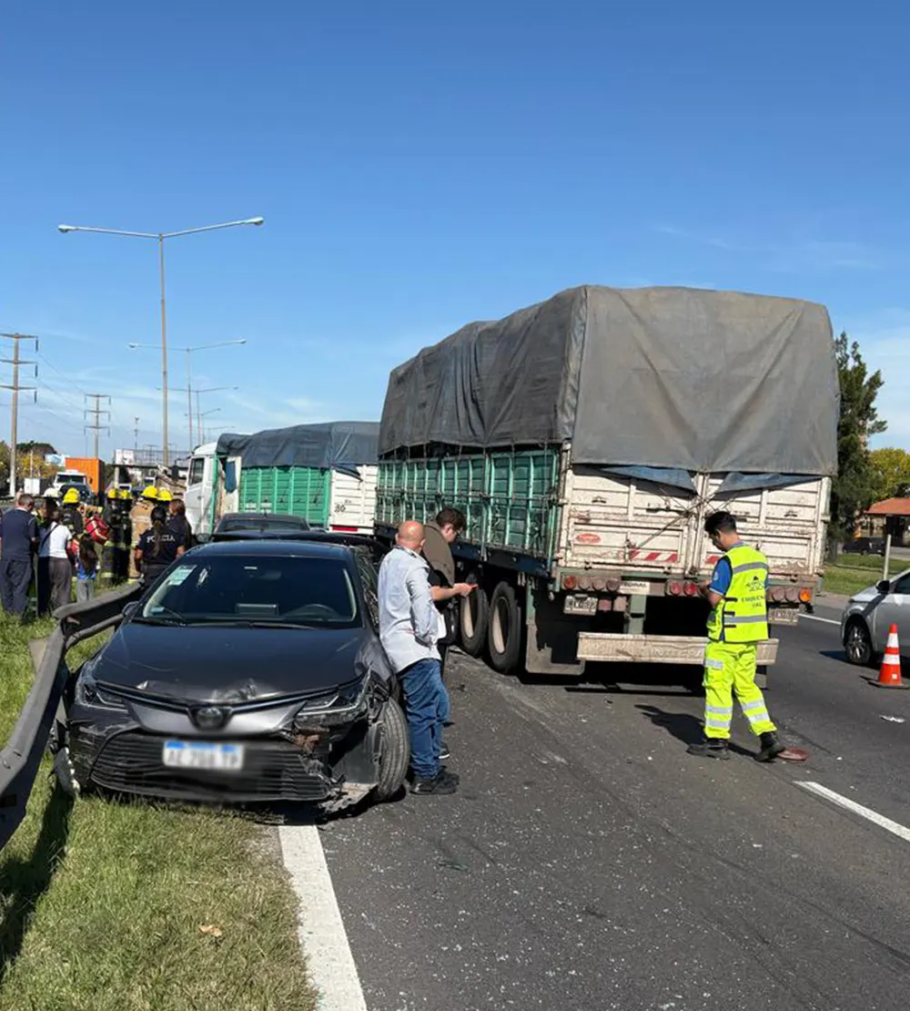 Uno de los autos involucrados en el choque, que quedó en el sentido opuesto al que circulaba