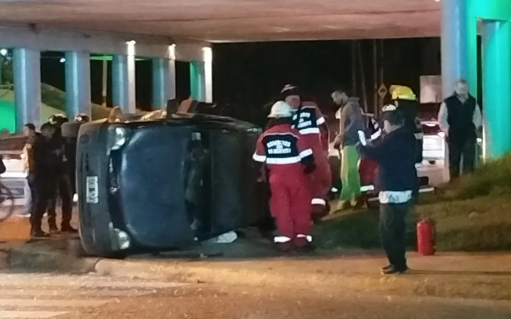 Impactante choque y vuelco bajo el puente de Ingeniero Maschwitz