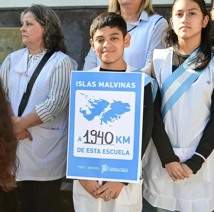 Alumno con un cartel de Malvinas