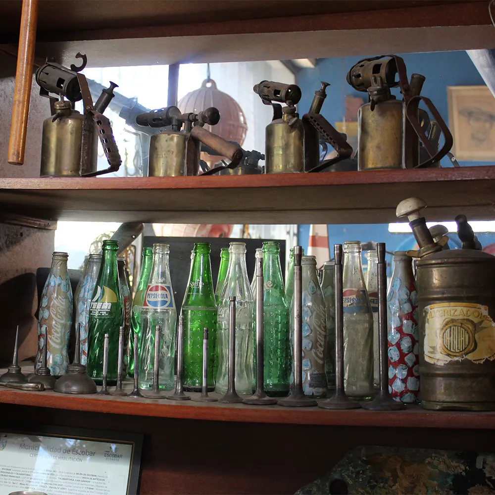 Estantes con antigüedades