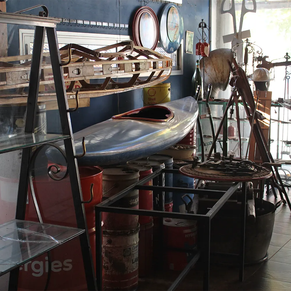 Estantes con antigüedades