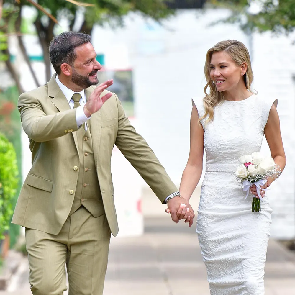 Ariel Sujarchuk y Macarena Lemos saliendo del Registro Civil de Escobar