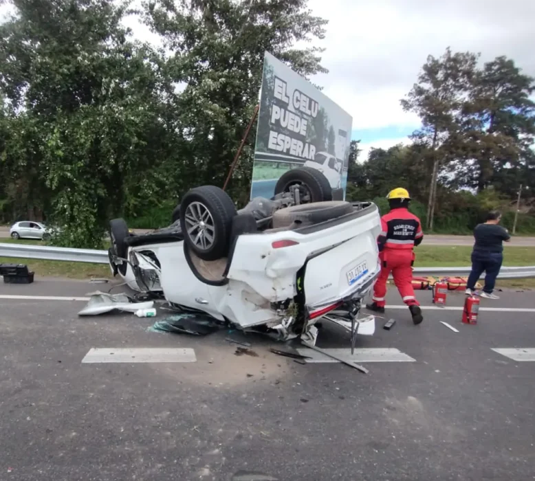 La camioneta dada vuelta sobre la Panamericana