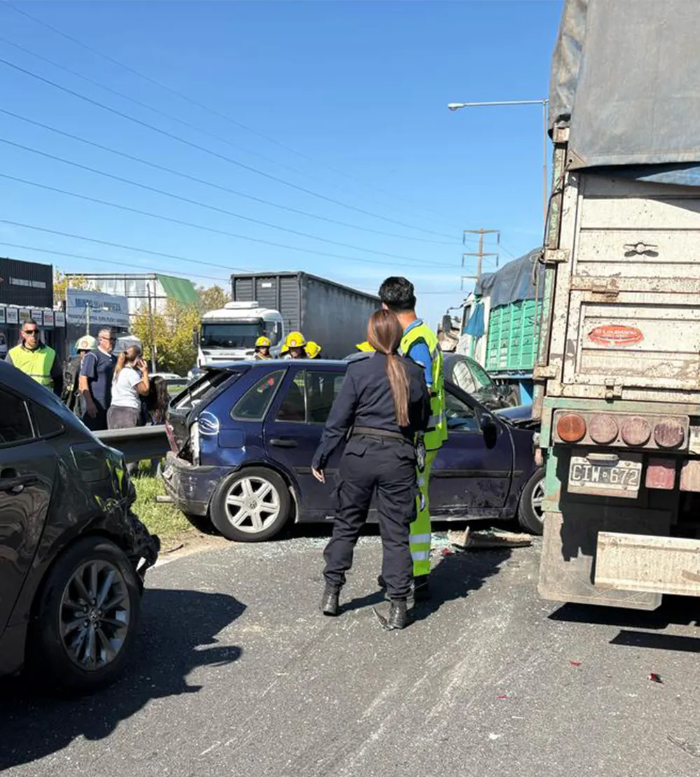 El auto incrustado contra el semirremolque del camión