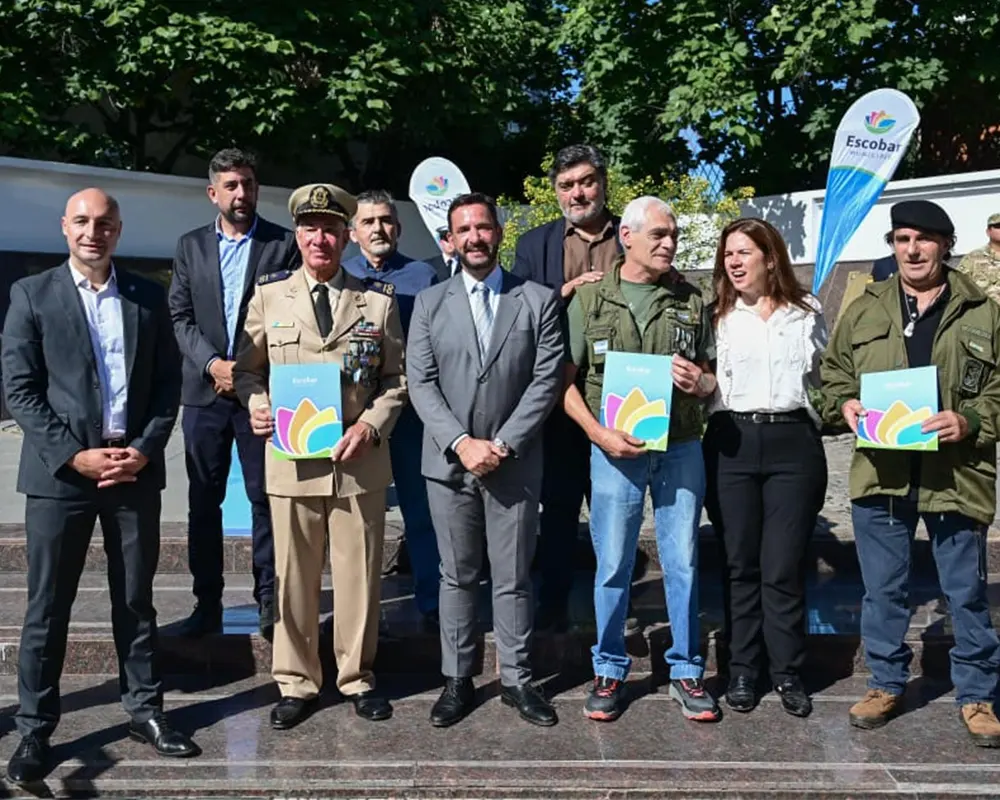 Autoridades municipales y ex combatientes