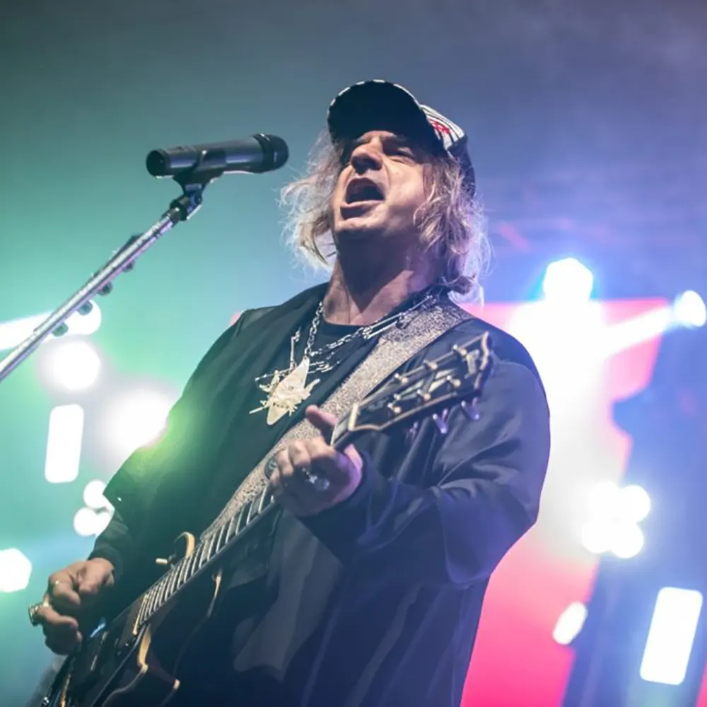 Junior Lescano, lider de Caras Extrañas