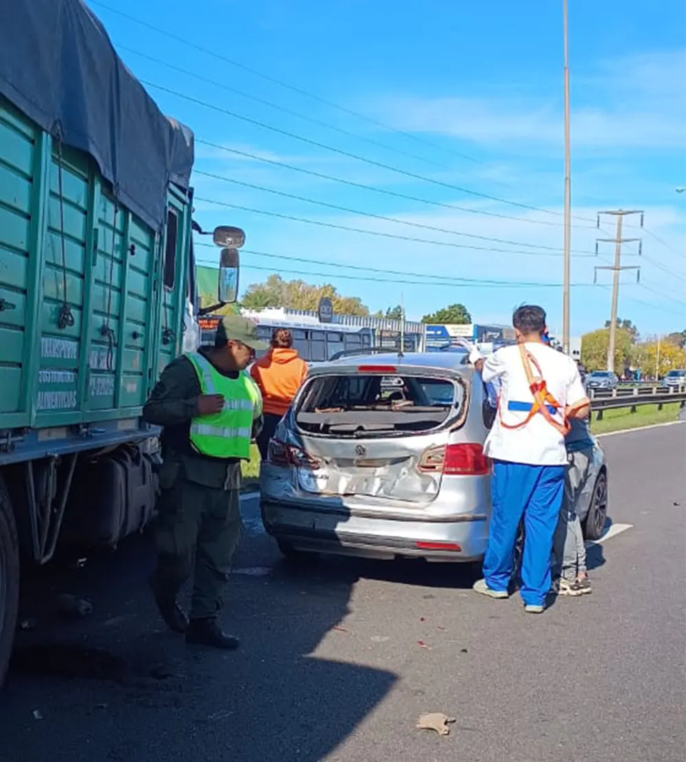 Auto chocado desde atrás por el camión