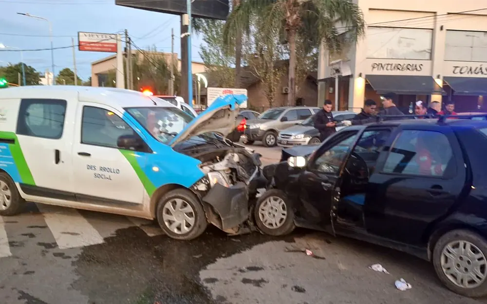 Un móvil municipal y un auto chocaron de frente en la avenida San Martín