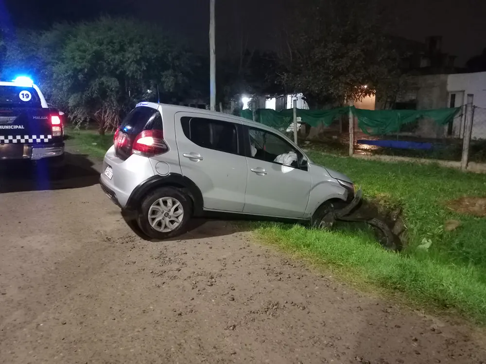el auto que robaron los delincuentes abandonado en una zanja
