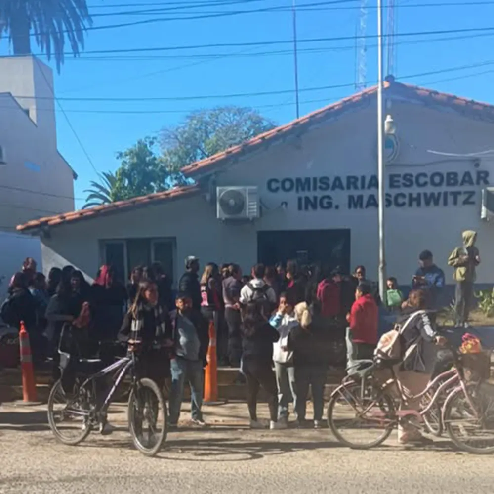 Padres y madres de alumnos de la Escuela Media Nº4 en la Comisaría de Maschwitz