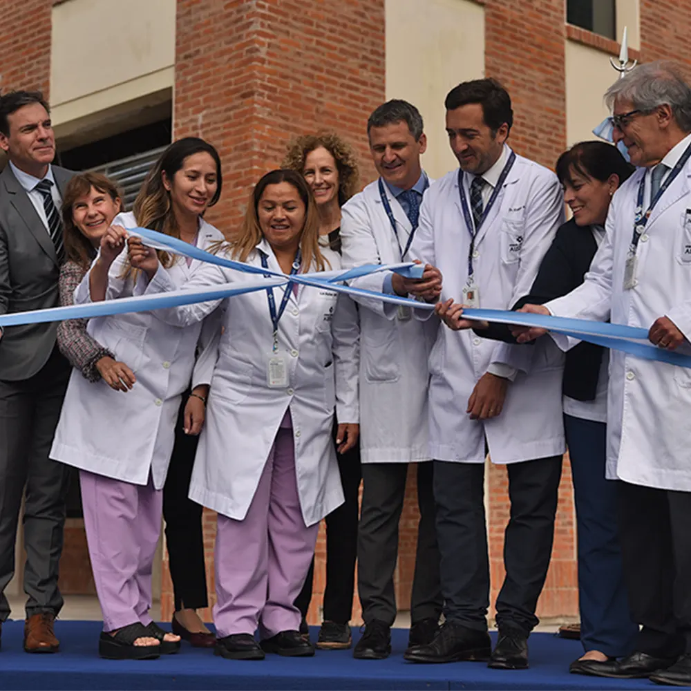 Personal del Hospital Universitario Austral y autoridades en el corte de cintas
