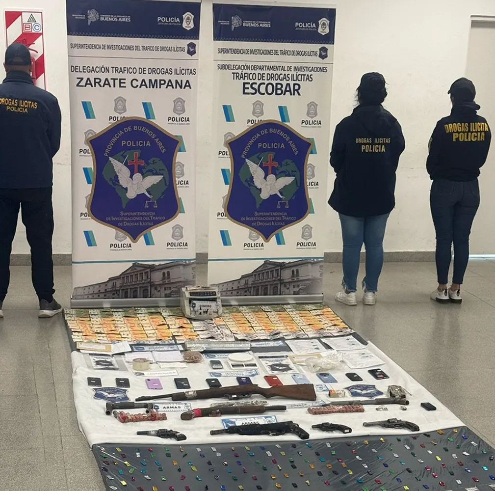 Arsenal, dinero y drogas incautadas en los procedimientos