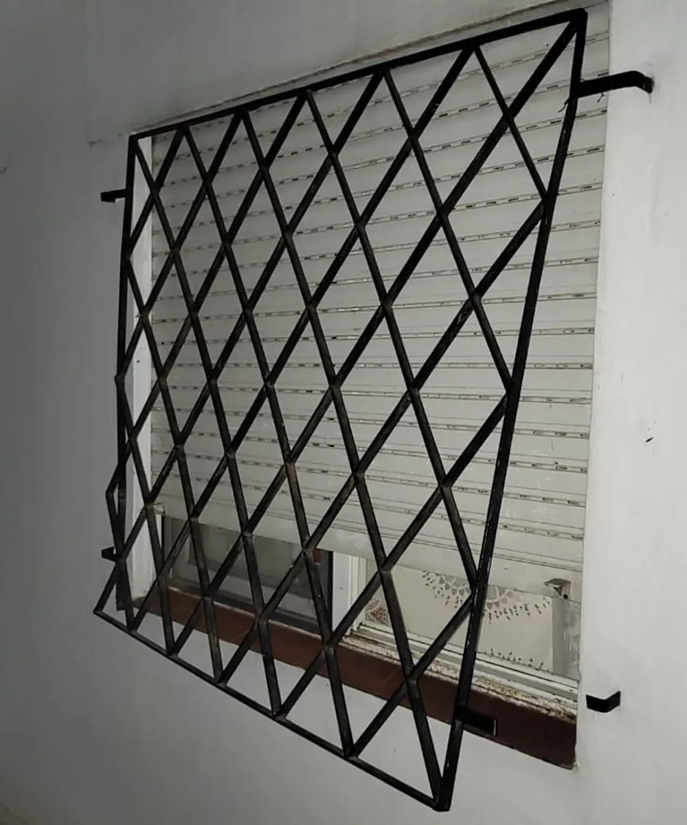 la ventana trasera cuya reja fue forzada por los delincuentes