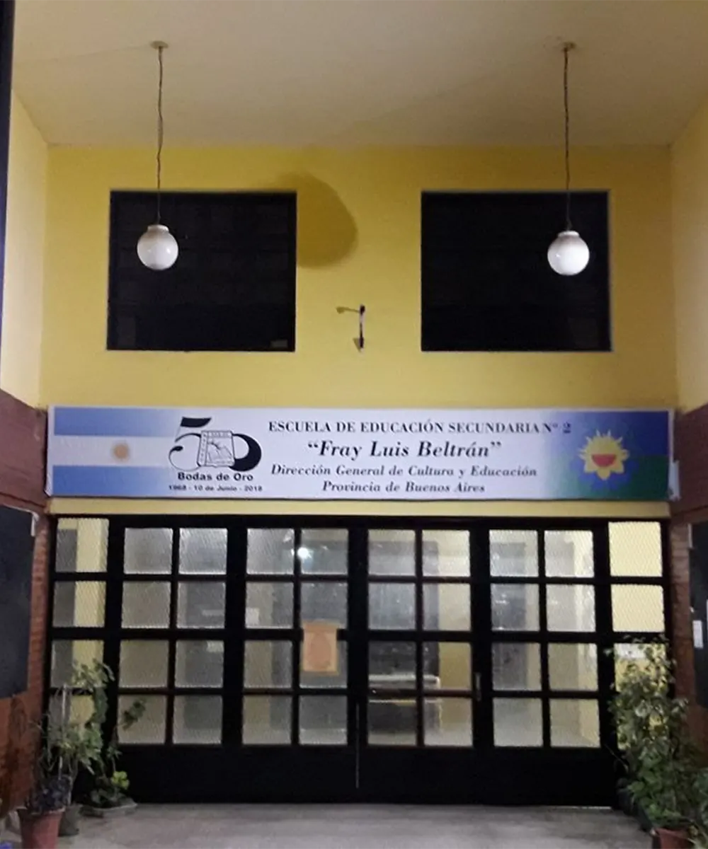 Frente de la Escuela Media Nº2, donde iba a perpetrarse el supuesto ataque