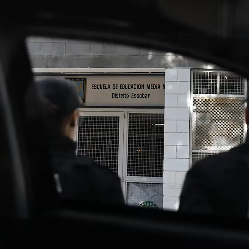 Efectivos de la policía municipal en la puerta de la escuela donde se planeaba realizar un tiroteo escolar