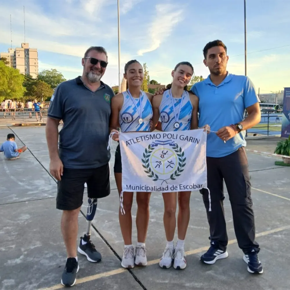 Las atletas Malena Galván y Ángela Almada junto a sus entrenadores