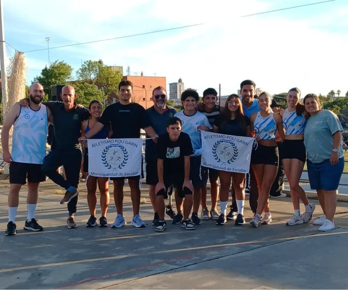 Equipo de atletas de Escobar junto a sus entrenadores.