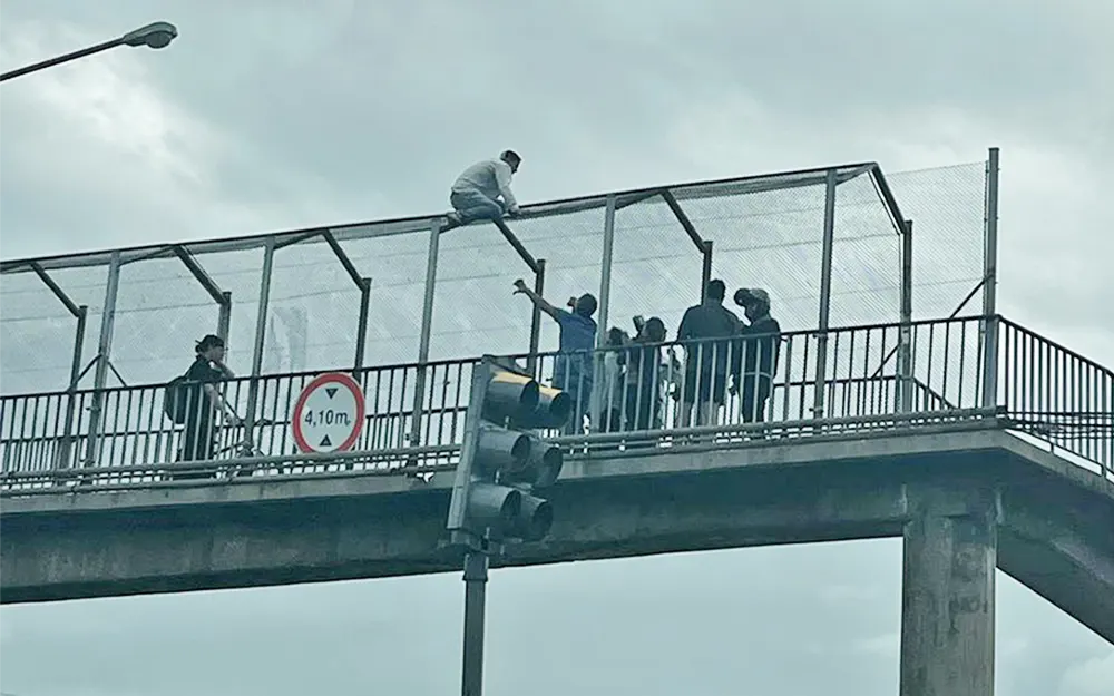 Tensión en la autopista: un hombre amenazó con arrojarse desde un puente peatonal