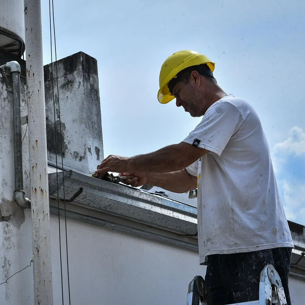 un obrero trabajando