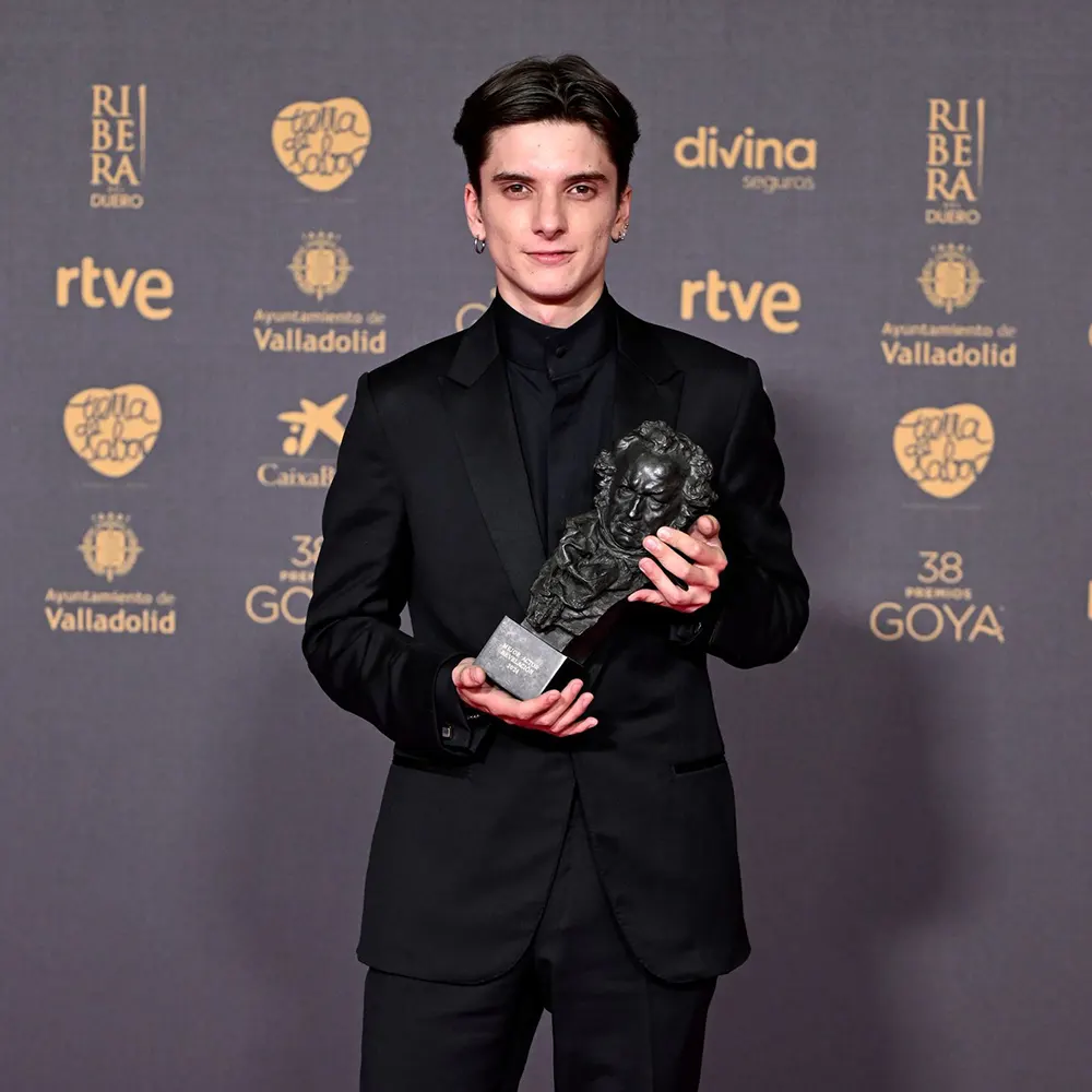 Matías Recalt sostiene el premio Goya que recibió pro su actuación en La sociedad de la nieve