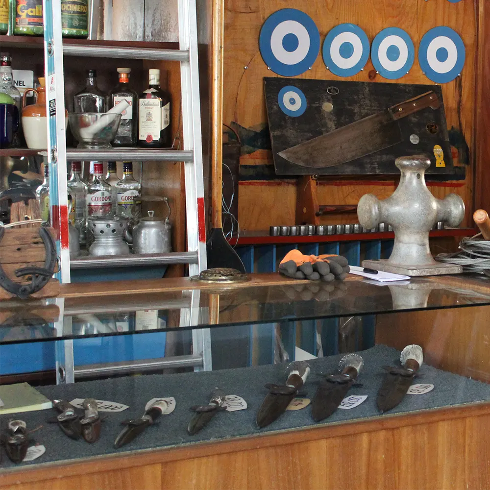 Mostrador con cuchillos y antigüedades