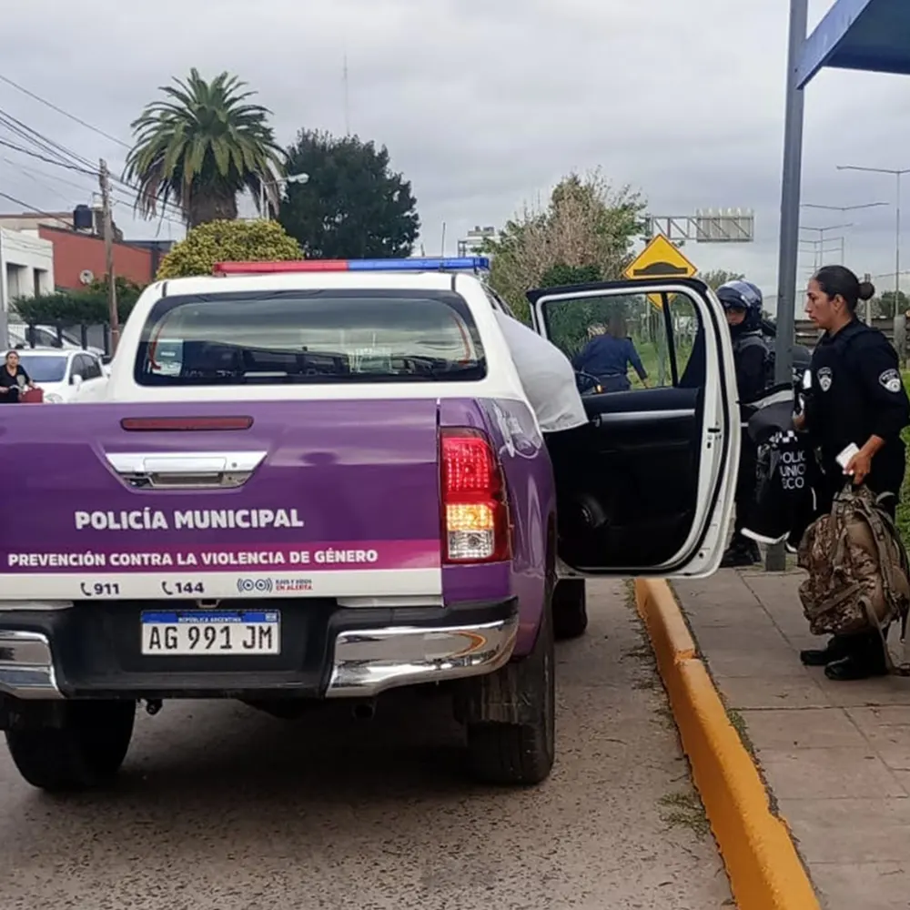 Patrullero violeta de la Policía Municipal de Escobar