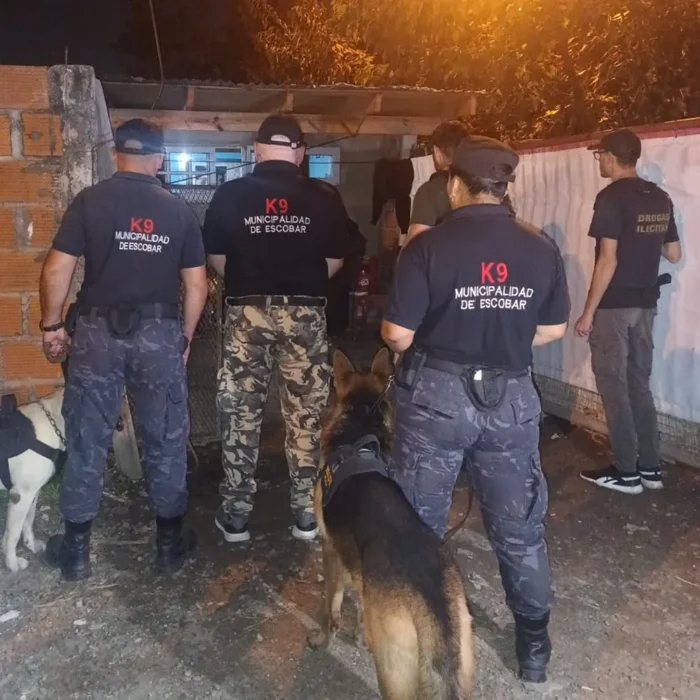 tres oficiales de policia y unidades K-Nino en el operativo de Garin